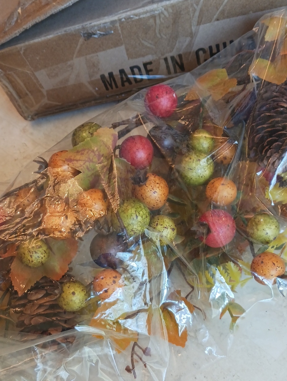Harvest Berry & Leaf Garland- 4ft Long, By Valeri/QVC..NEW ....ITEM IN BOX - Picture 3 of 12